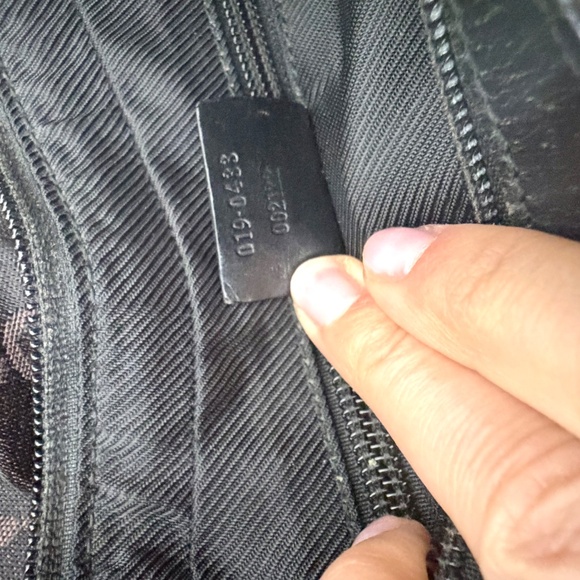 Authentic Gucci GG Black Canvas Messenger Crossbody Bag with Gold Hardware - Picture 4 of 11